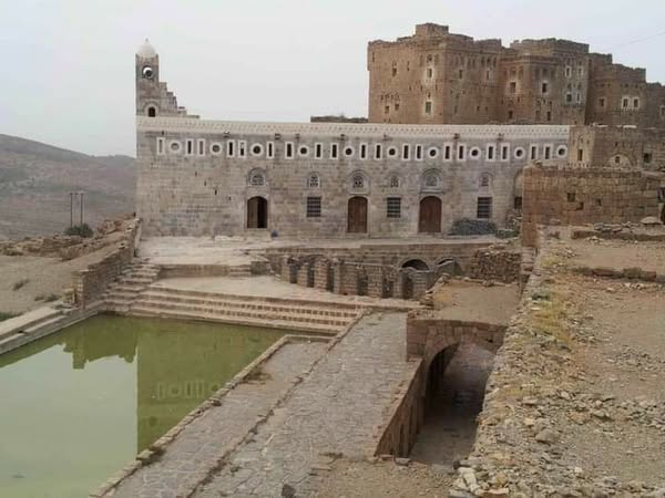 مسجد حبور ظليمة التاريخي بمحافظة عمران.. ضمن ما استهدفه العدو.ان